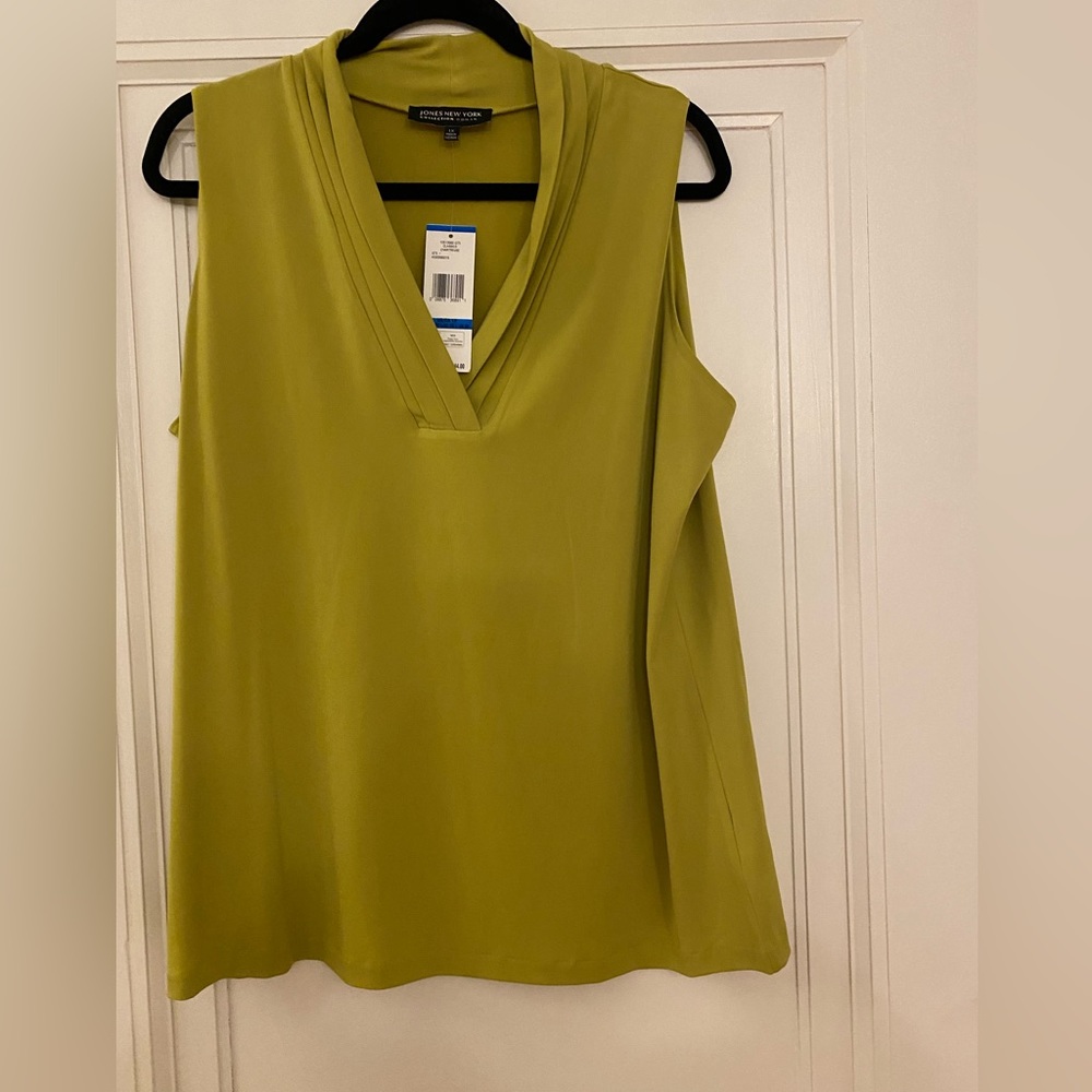 NWT jones New York sleeveless v neck shirt. Line green in color. Size 1x